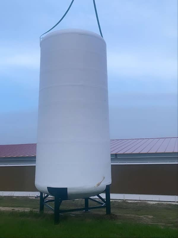 Depósito de agua vertical con patas 20.000 litros
