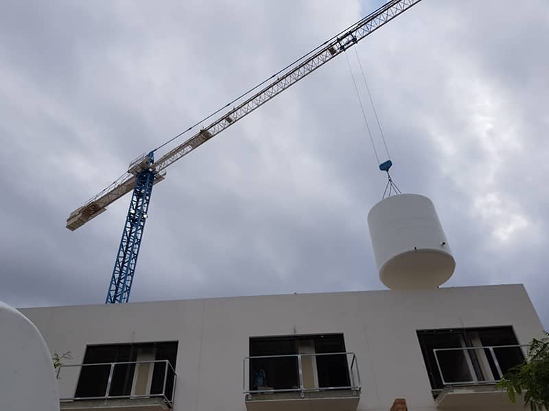 Depósito para almacenamiento de agua potable en edificio de viviendas en Málaga