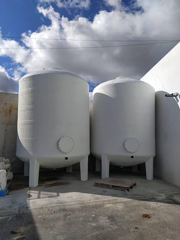 Depósito vertical con patas para almacenamiento de agua en Cooperativa Olivarera en provincia de Córdoba