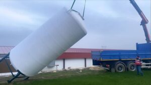 Depósito vertical con patas metálicas para abastecimiento de agua en granja porcina situada en Castilla y León